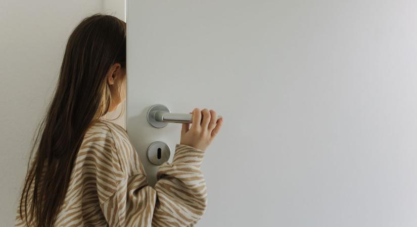 Lakására csábította a 14 éves bódult kislányt, borzalmas, ami ott történt