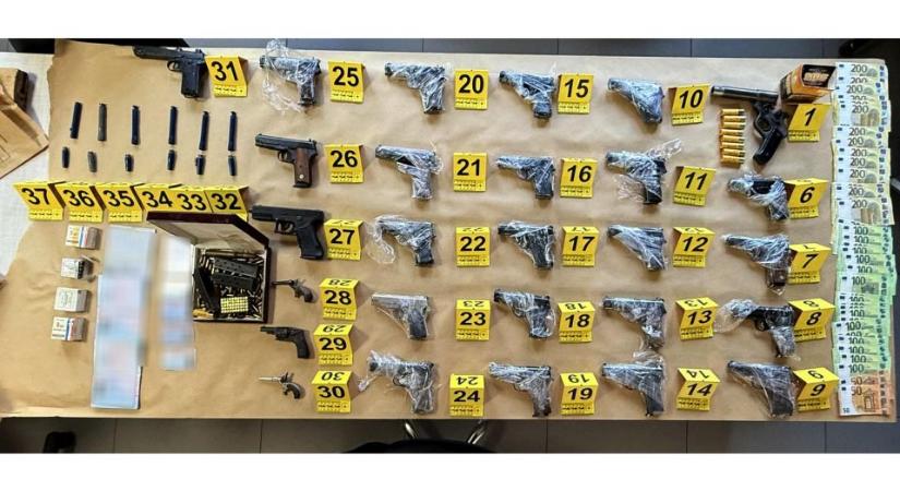 Kínaiakat csempészett egy zombori és egy kámenicai férfi, egyiküknél rengeteg fegyvert találtak