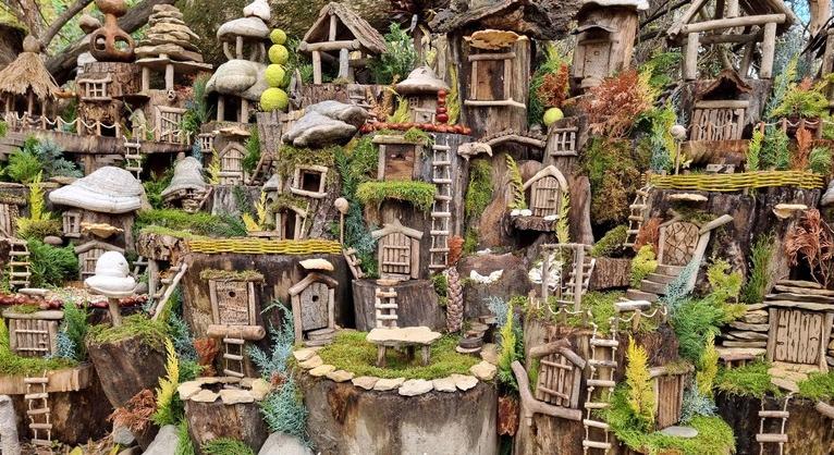 Újra nyitja kapuit Manófalva! Sétáljon el az unokával az őszi szünetben!