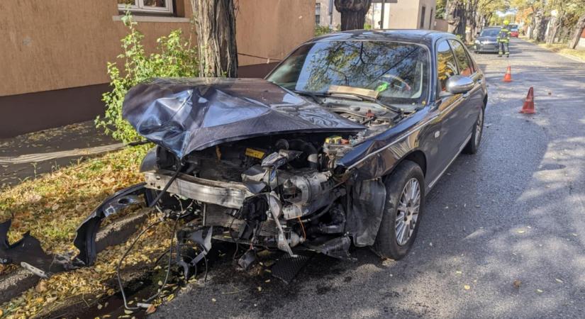 Rohantak a mentők, tűzoltók: busszal ütközött egy kocsi Kispesten – Fotókkal
