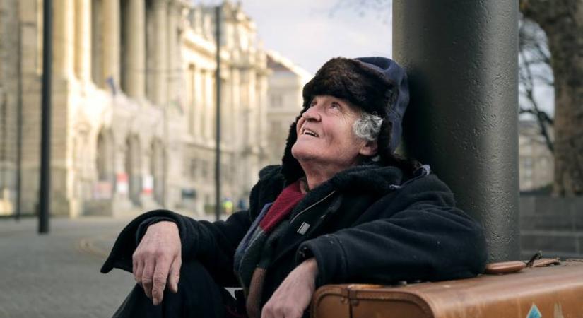 "Ez egy csöves." Elesett idős bácsihoz hívtak mentőt a belvárosban, mindenkit megrázott, ami ezután történt