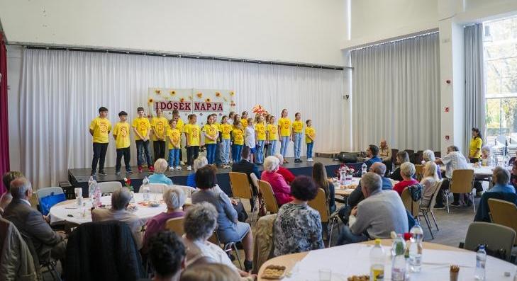 Köszöntötték a Naplemenete Nyugdíjas Klub tagjait 