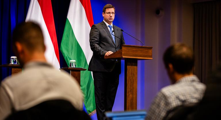 Furcsa dolgot vettünk észre a Kormányinfón Gulyás Gergely mellett