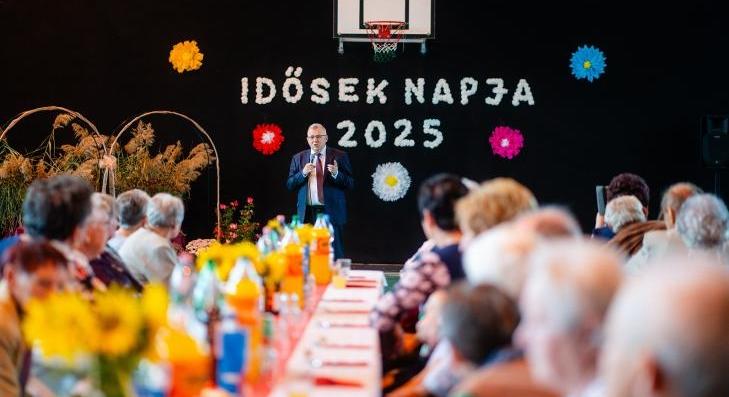 Ünnepi műsorral köszöntötték az időseket Csányon 