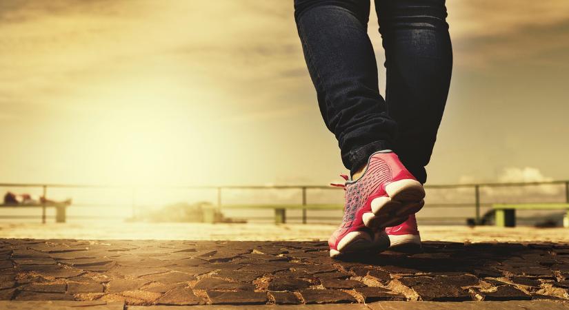 Megdöbbentő: már a gyalogosok számára is sebességkorlátozást vezetnek be