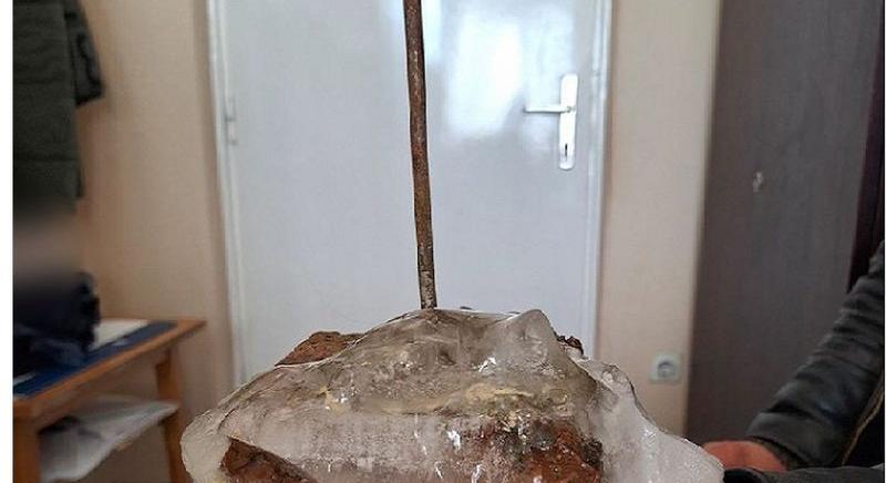 Tenyér nagyságú szögeket tett ki az útra