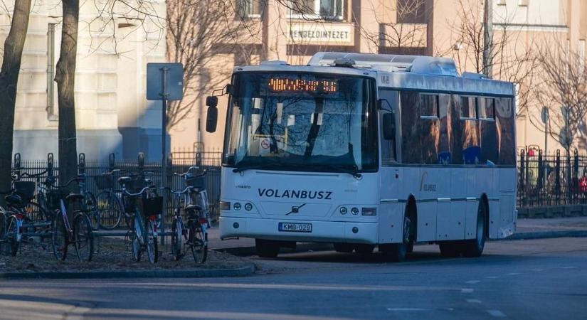Égen-földön keresett bűnözőt szedtek le a hajdú-bihari buszról! Nem is sejtették az utasok, ki ül mellettük – fotókkal, videóval