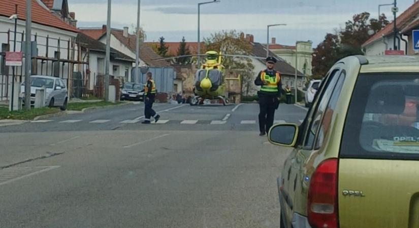 Mentőhelikopter szállt le a dunántúli kisváros egyik utcájában - fotó