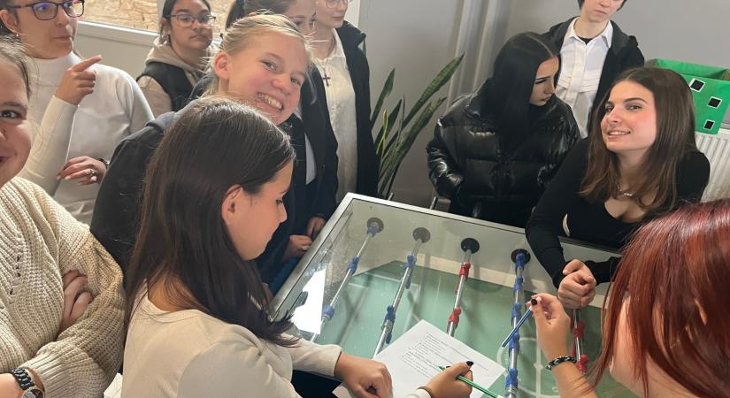 A 9. C osztály nyerte az Eötvös vidám gólyanapját