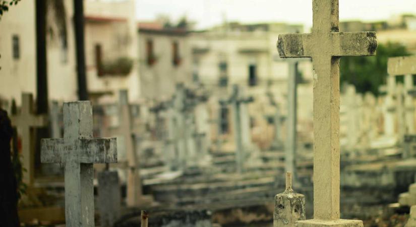 Adócsalással vádolják a „feketéző” sírkőépítőket