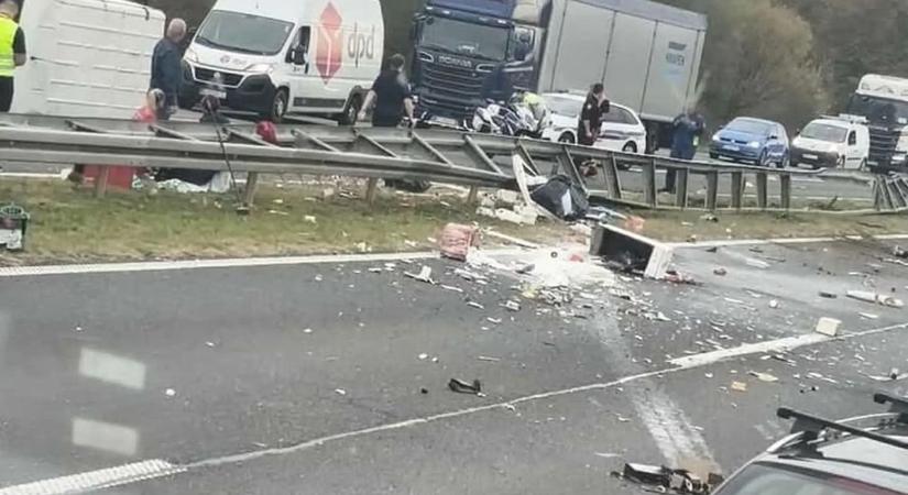 Horror az autópályán: teherautó ütközött a szalagkorlátnak és felborult (FOTÓK)