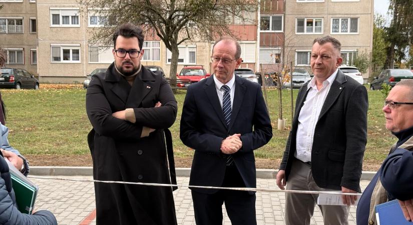 Új parkolóhelyek a Zemplén Győző utcában – önerőből fejlesztett a város