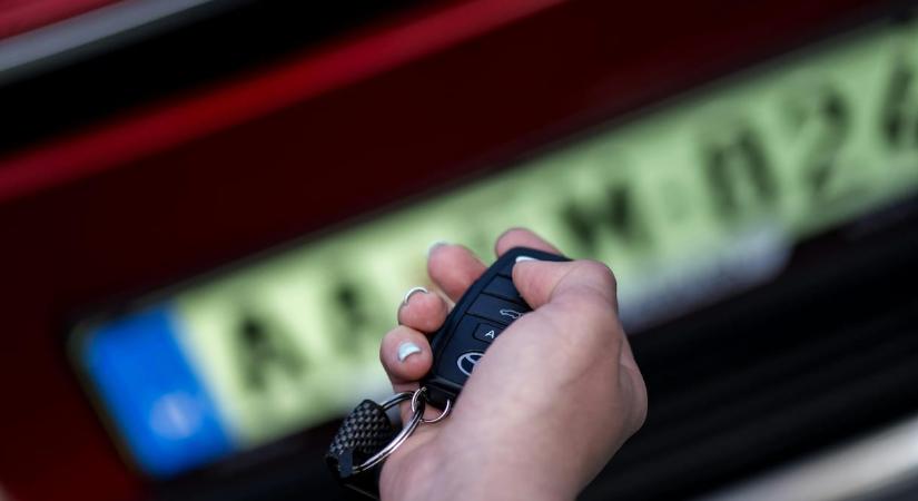 A zöld rendszám elvétele helyett szokatlan módon viszi bele a sofőröket a Toyota, hogy amikor csak lehet, elektromos hajtással menjenek