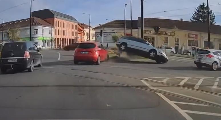 Feje tetejére állt egy autó Nagyváradon – Fedélzeti kamera rögzítette a balesetet (VIDEÓ)