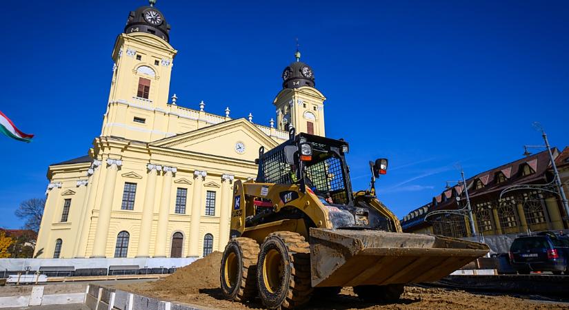 Már épül a jégpálya Debrecen főterén – fotókkal