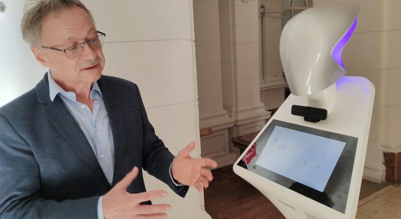 Vásárhelyen tanul ügyfeleknek segíteni Paula, az okos robot – videóval