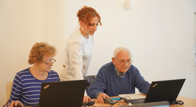 Netpercek Kávéház címmel nyugdíjasoknak szóló programsorozatot indít a One Alapítvány