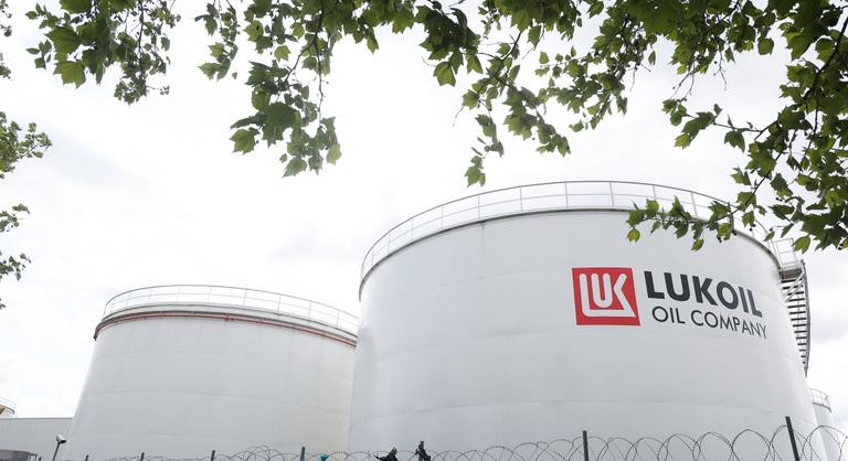 Vlagyimir Putyin szövetségesének egykori cége veszi meg a Lukoilt – Magyarország is érintett
