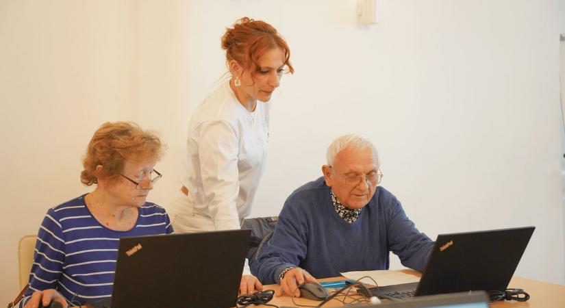 Nyugdíjasoknak szóló programsorozatot indít a One Alapítvány Netpercek Kávéház címmel