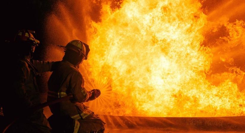 Robbanások rázták meg a falut – lángokban áll egy melléképület