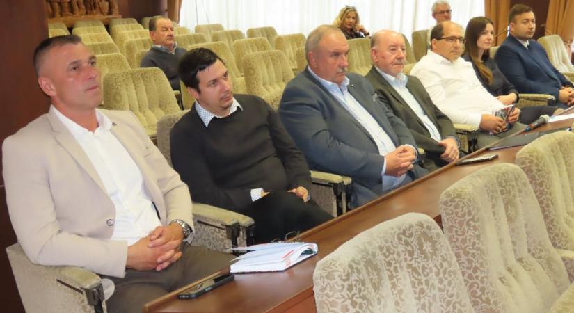 Közmeghallgatást tartott a csornai önkormányzat, ketten voltak kíváncsiak közös ügyeikre - fotók