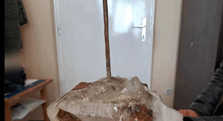 Téglákba fúrt, tenyér nagyságú szögeket tett ki az útra