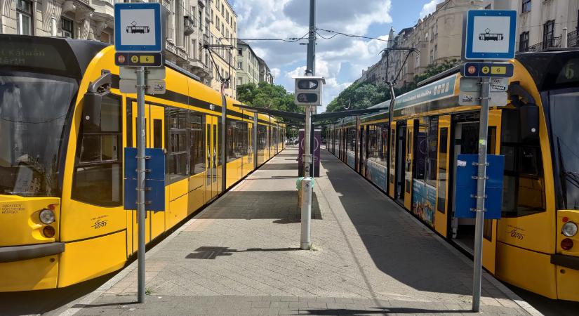 Elesett egy férfi a megállóban, a kiérkező mentősök azonban ellátás helyett felrakták a villamosra a szemtanúk szerint