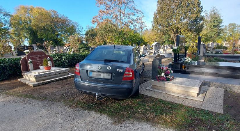 Felháborító: sírokra parkolt egy autós Monoron