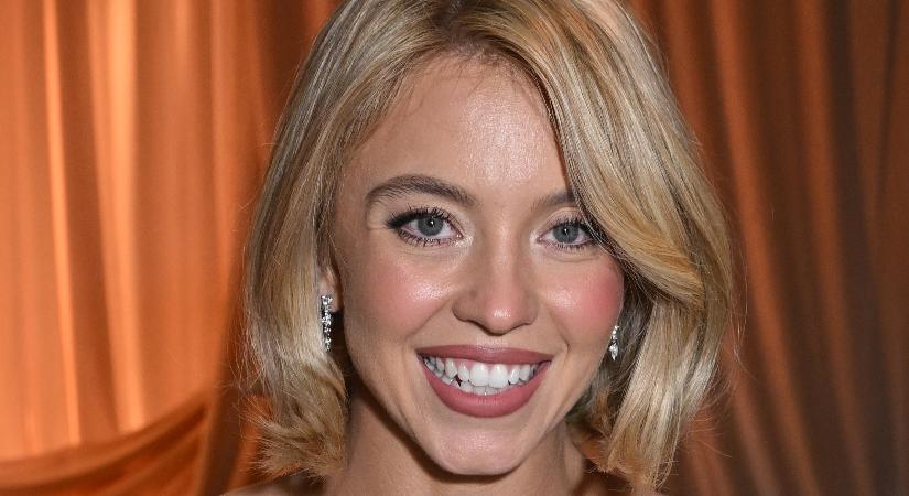 Sydney Sweeney melltartó nélkül pózol, teljesen átlátszó ruhában szabadította fel a melleit