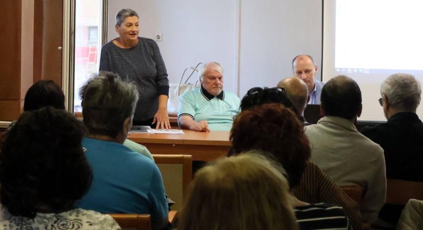 A Fenyves utca és a hozzá kapcsolódó parkolók felújítása volt a téma