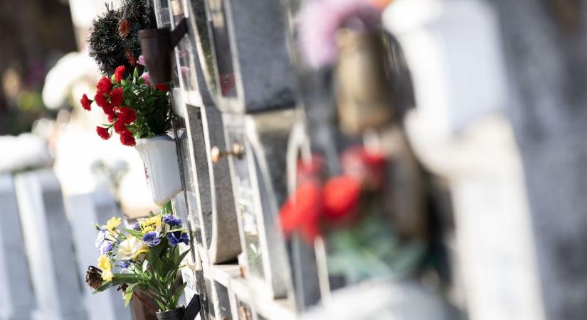 A gyertya fénye ragyogjon, ne a sírhely égjen - így előzhetjük meg a halottak napi lángokat!