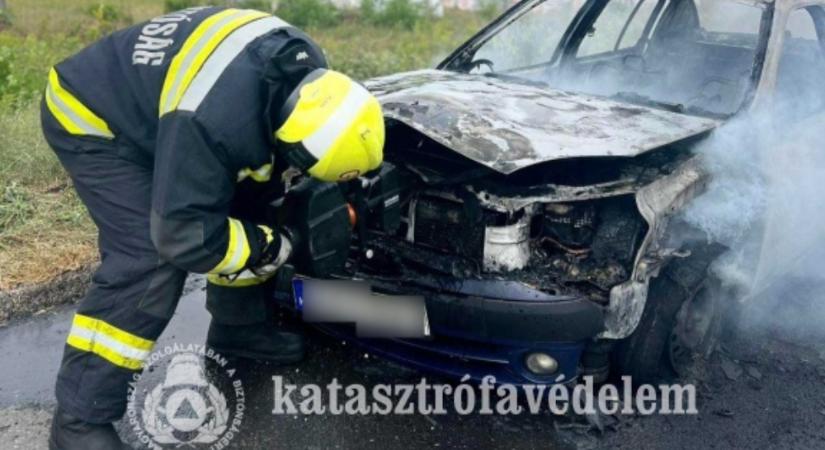 Kigyulladt tegnap egy személyautó a Damjanich utcában