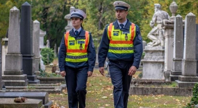 Fokozott rendőri jelenlét Mindenszentek és Halottak napja idején Pápán