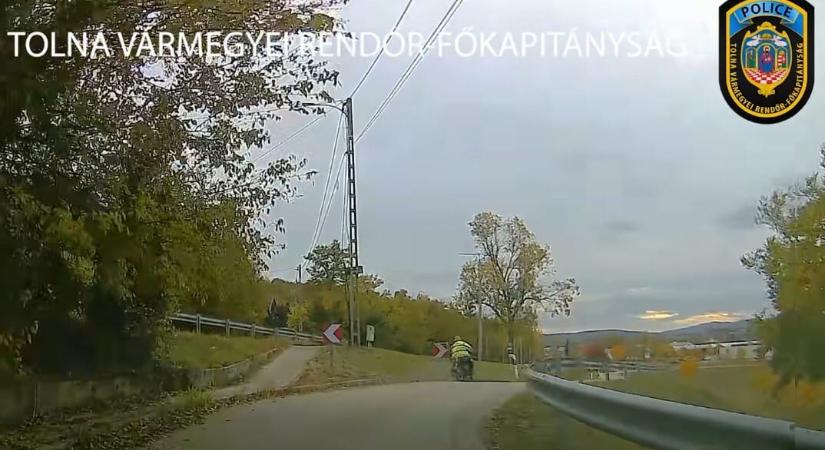 Az elkerülhetetlen bukása felé robogó részeg motoros drámáját mutatja be egy rendőrségi videó
