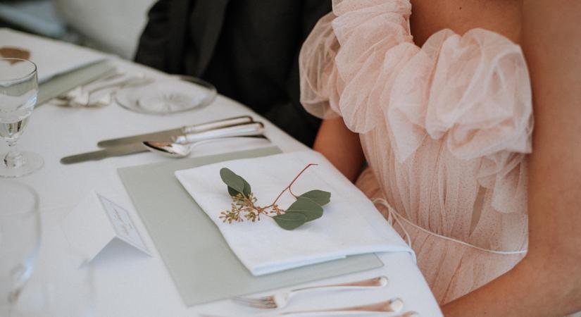 Kiakadt a menyasszony az anyjára: megdöbbentő ruhát választott a nagy napra