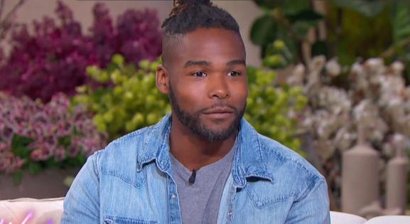 Könyvet ír a tiktokker, aki azt állítja, hogy 30 éves korában tanult meg olvasni