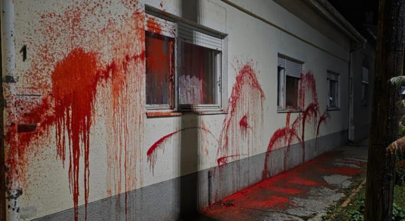 Kritizálta a SNS-VMSZ koalíciót, vörös festékkel öntötték le a házát