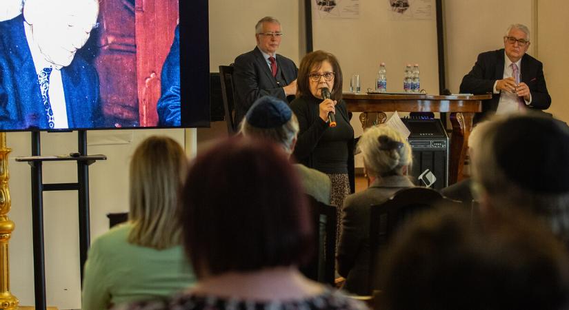 Főhajtás Fejtő Ferenc emléke előtt