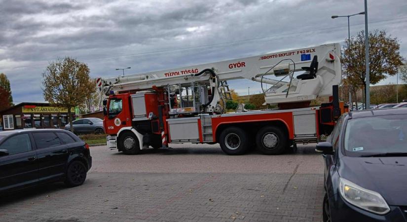 Tűzoltóautók a bevásárlóközpontban - Kiürítették a Family Centert csütörtök délután - fotók