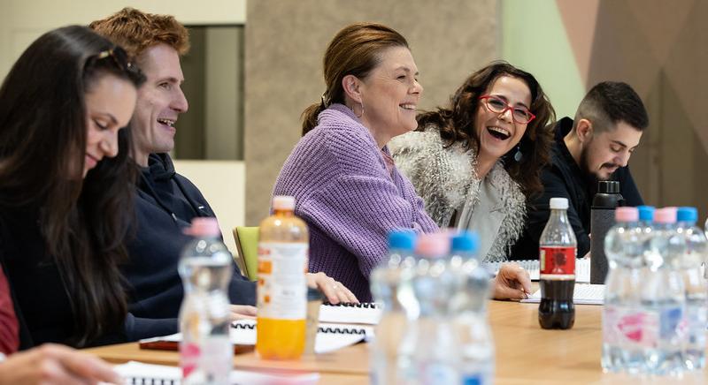 Sherlock Holmes-tól a „magyar Bridgerton-sztoriig” – Igazi közönségkedvencek érkeznek a Thália Színházba