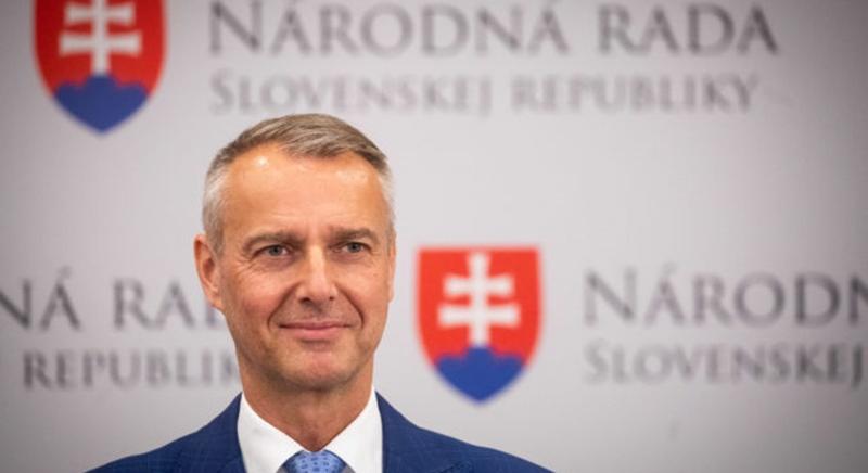 A miniszterek elleni bizalmatlansági indítványokról csak novemberben döntenek