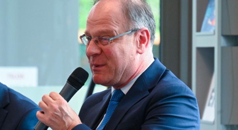 Ismét emelik a kormányhivatali dolgozók bérét