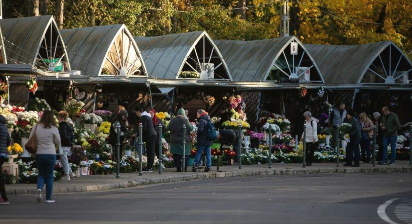Közeleg a halottak napja, javában zajlik már a készülődés – fotókkal, videóval!