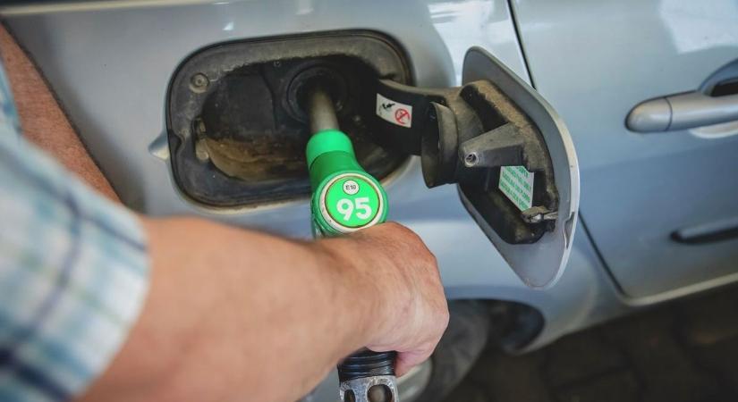 Bedurvul pénteken az üzemanyagár-emelés: Mindenszentek előtt ennyiért tankolhatsz