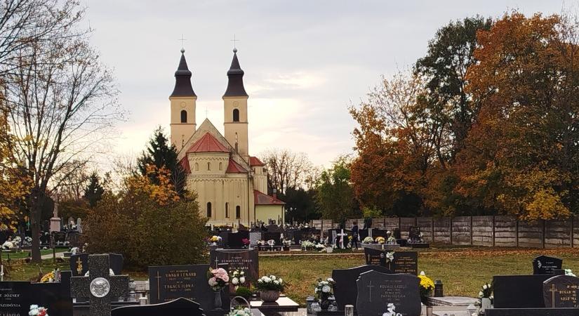Zsúfolt parkolók már a mai temetőlátogatáskor