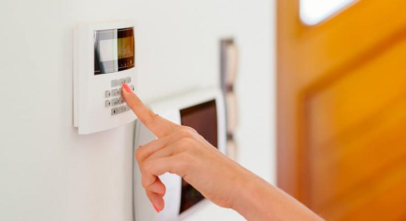 Tippek a biztonságos mindenszentekhez: így ne maradjon védtelen a lakás