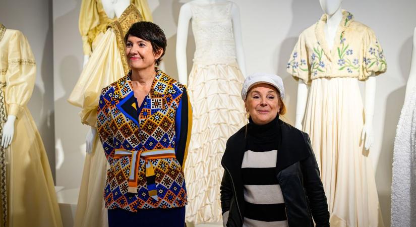 Múltból szőtt jövő – Zoób Kati ruhái új színt visznek az Esterházy-kastély falai közé - fotók, videó