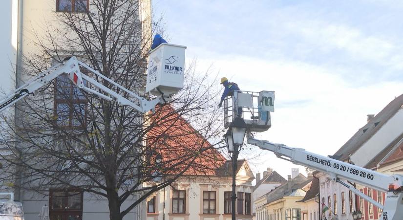 Szép lassan ünnepi fénybe öltözik a város