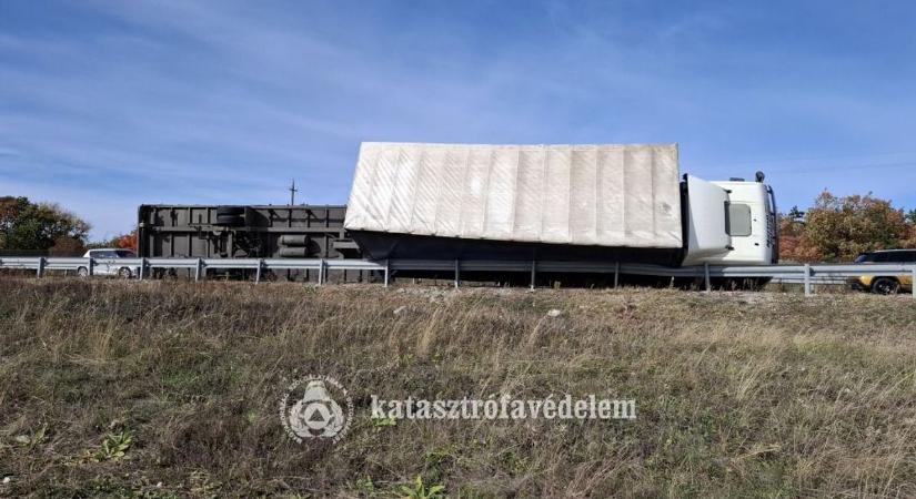 Dominóként borulnak a gépkocsik Veszprém megyében