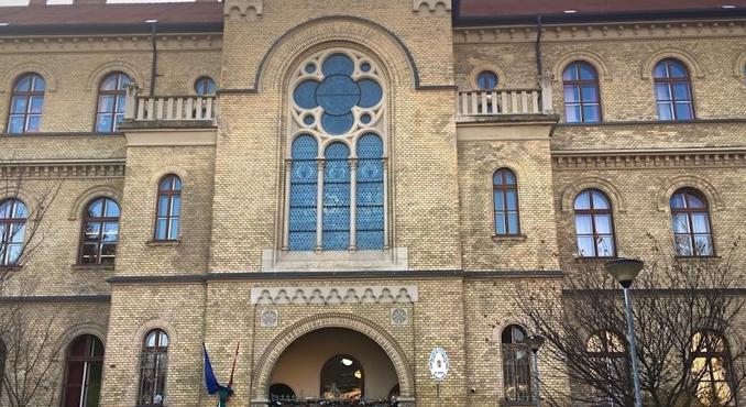 Továbbra sem használhatják a fogyatékossággal élő gyerekek az uszodát